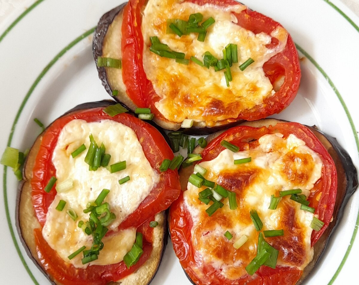 Баклажаны с помидорами,  запечённые под сырные соусом 