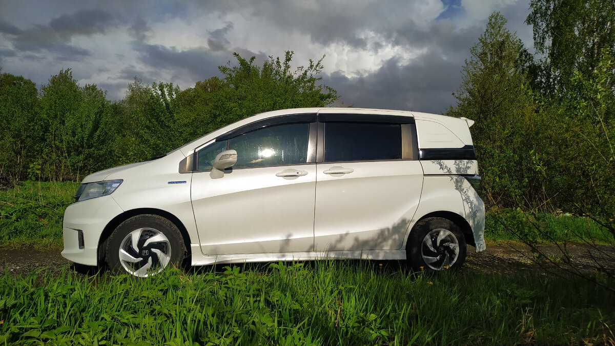 Honda Freed Spike гибрид