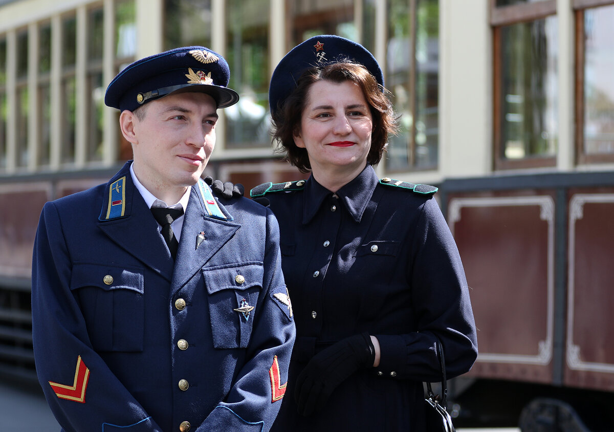 реконструкторы встречают в районе станции Новокузнецкая - точка старта парадной колонны