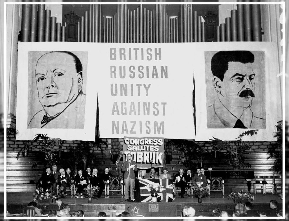 Плакат в австралийском городе Брисбен, демонстрирующий единство Черчилля и Сталина в борьбе с нацизмом