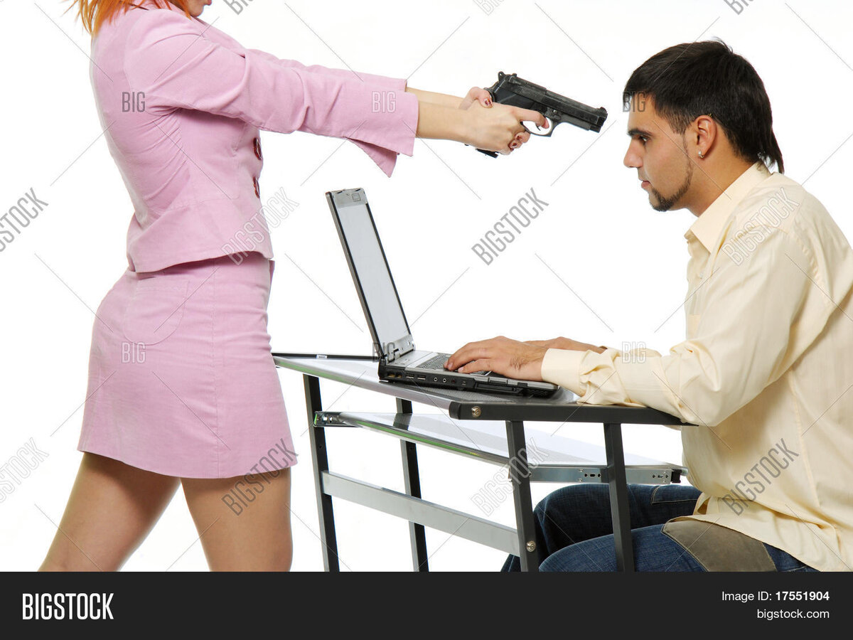 Муж и жена за компьютером