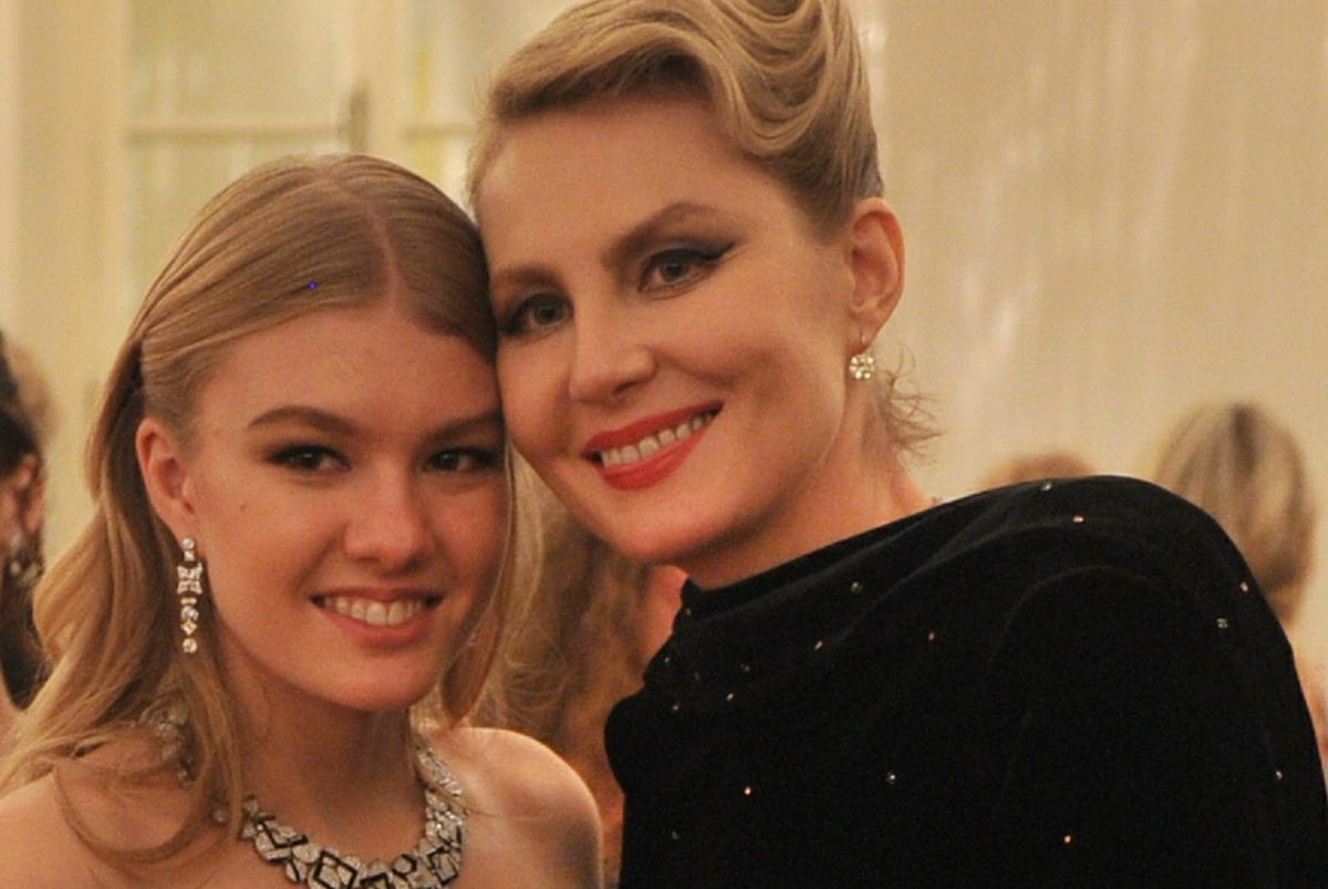 Рената Литвинова с дочерью..Фото Яндекс.Картинки.