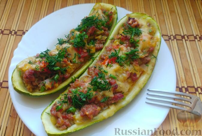 Лодочки из кабачков с фаршем, помидорами и сыром - Лайфхакер