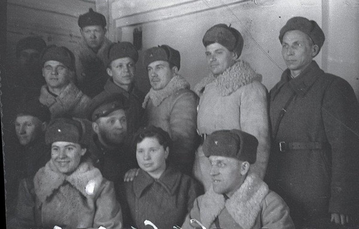 Группа бойцов - участников ансамбля песни и пляски Н-ской воинской части