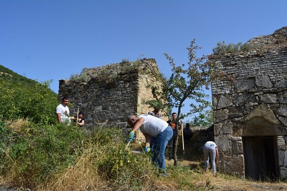 При очистке территории древнего монастырского комплекса Бри Ехци в Нагорном Карабахе (Арцахе) были обнаружены старинные Хачкар и надгробие.