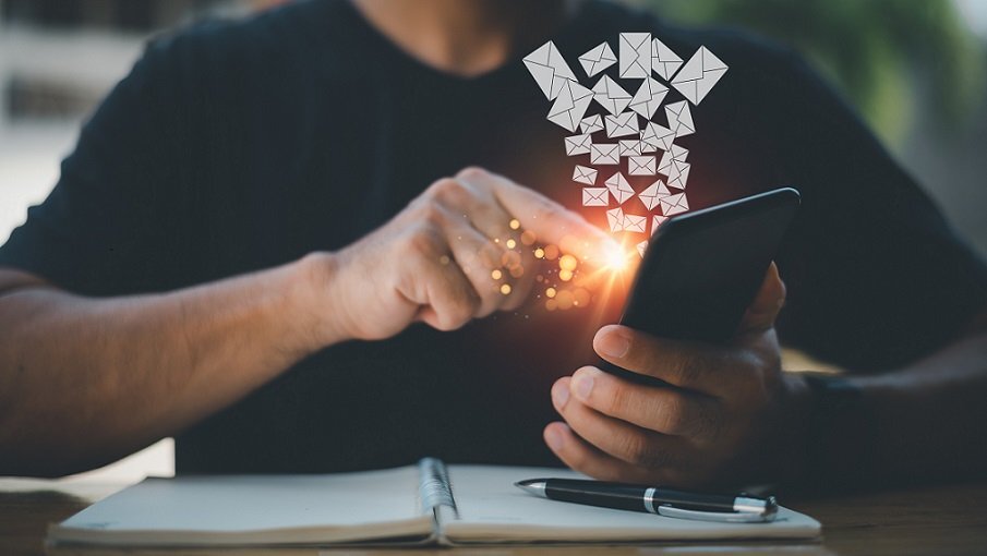 С российской "операционкой" тоже можно будет "залипать в телефоны". Фото: stock.adobe.com