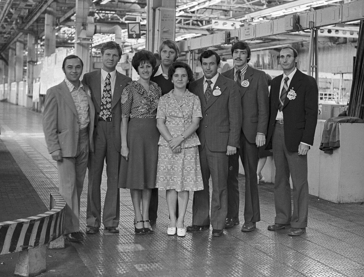 Слева направо: 1. Калимуллин Халит Халиуллович – заместитель секретаря комитета ВЛКСМ автомобильного завода. 2. Кулаков Николай Иванович - секретарь комитета ВЛКСМ РИЗа. 3 Плужник Людмила Андреевна – инструктор комитета ВЛКСМ КАМАЗа. 4. … 5. … 6. Хусаинов Уел Галимович -первый секретарь Набережночелнинского горкома ВЛКСМ (1976-1981). 7. … 8. Башкатов Юрий Васильевич – заместитель секретаря комитета ВЛКСМ КАМАЗа.