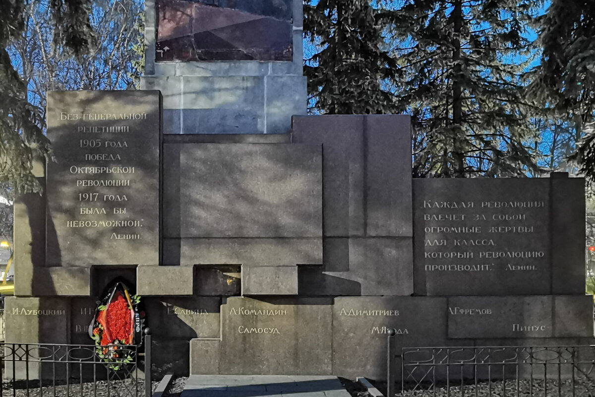 Памятники-трибуны в Петербурге и Н.Новгороде в память жертв 9 янв., 10 июля  и 12-16 дек. 1905 г. 