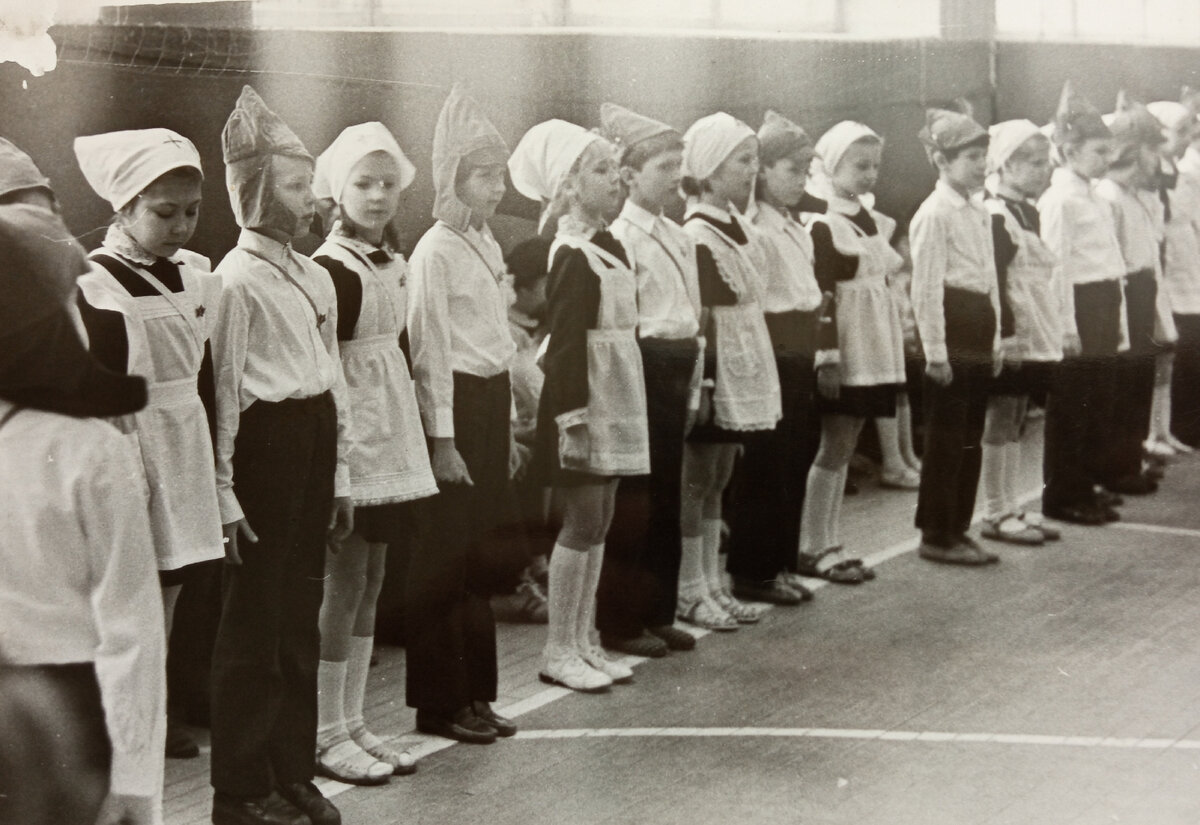 Октябрёнком я стала в 1982. Традиционный в нашей школе смотр строя и песни к Дню Советской Армии (сейчас День Защитников Отечества). Я вторая девочка слева.
