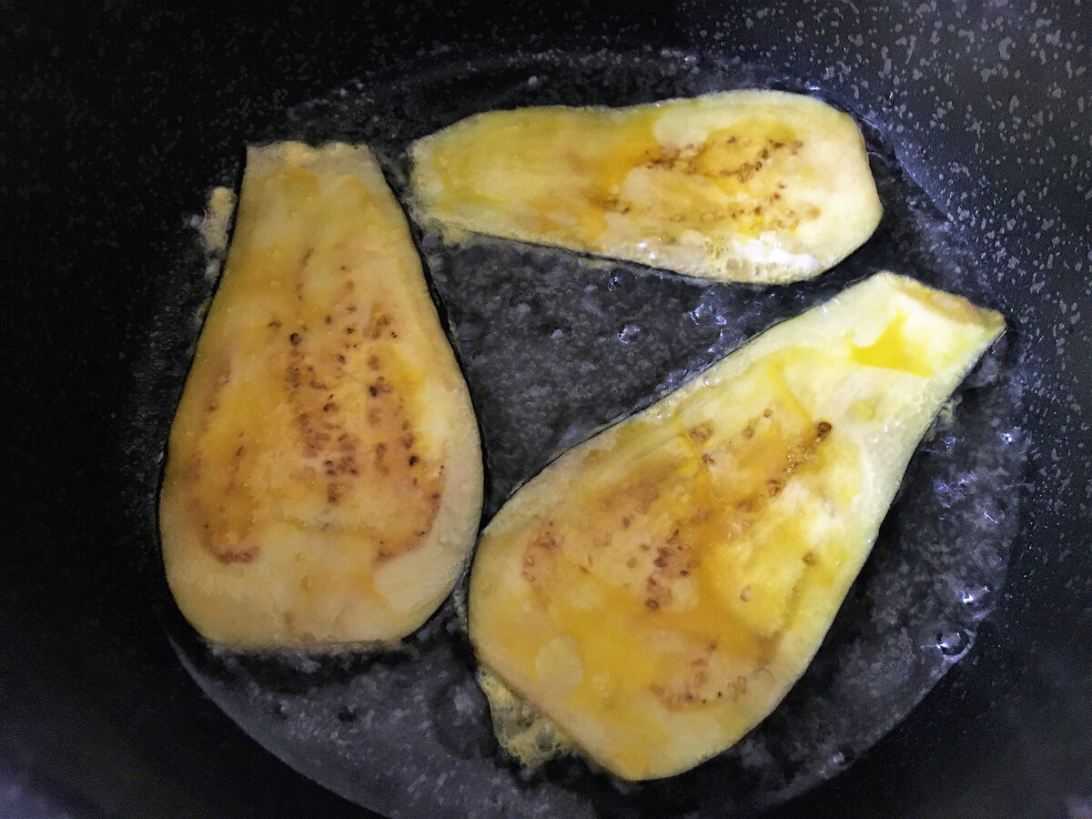 тут баклажаны жарю в яйце