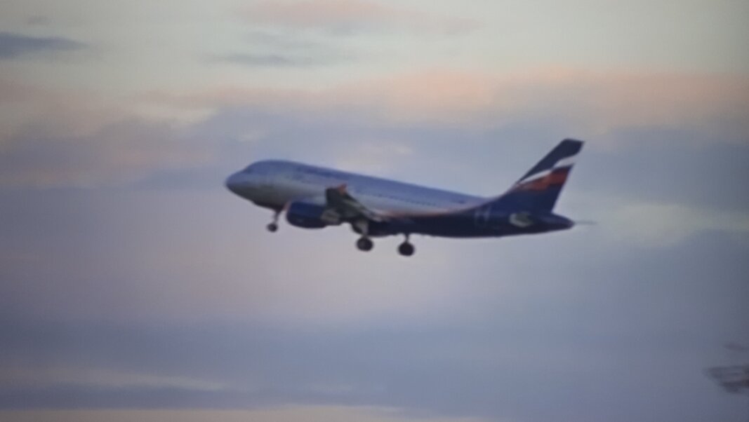 Самолёт летит в город любви