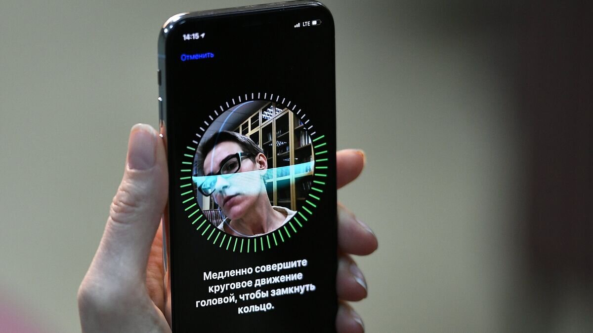   Настройка Face ID на новом смартфоне iPhone X от компании Apple© РИА Новости / Александр Вильф