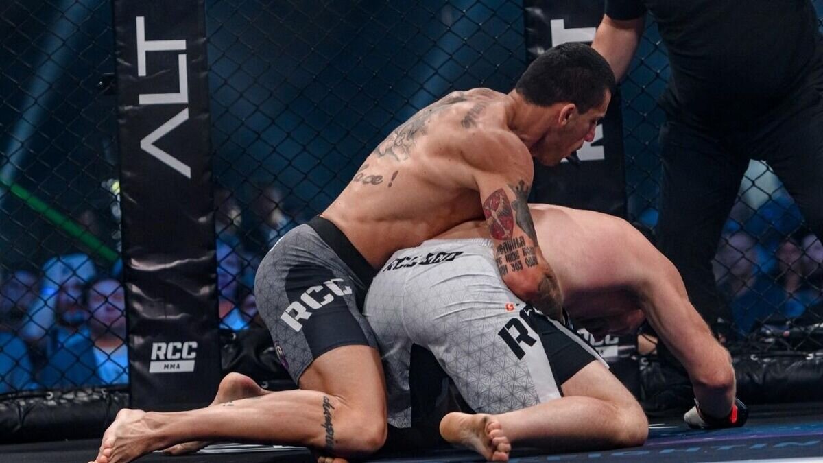    Александр Илич добивает Александра Шлеменко© RCC