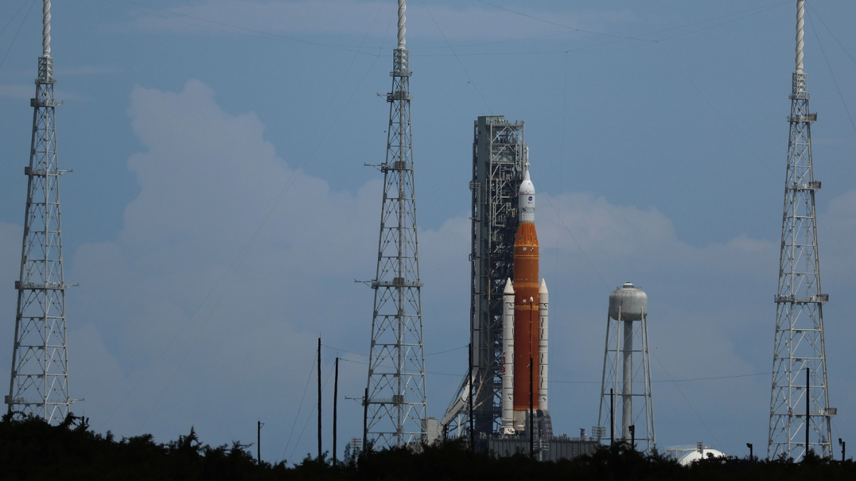 Ракета  SLS  на старте.  фото: картинки  яндекса.