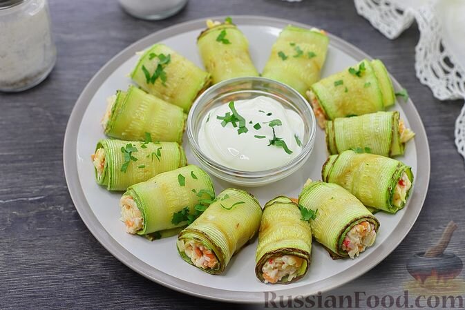 кабачки, крабовые палочки, морковь, сыр твёрдый, майонез, масло растительное, соль, перец чёрный молотый