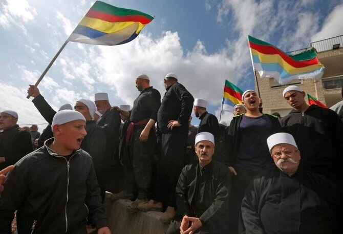  Друзы голанской деревни Мадждаль-Шамс выражают поддержку друзам из сирийской деревни Хадар, которая была атакована террористом-смертником в ноябре 2017 года. Хадар – единственная деревня Сирии, расположенная близ линии разграничения между оккупированными Голанскими высотами и Сирией. (Источник – arabnews, AFP/Джалаа Марей)