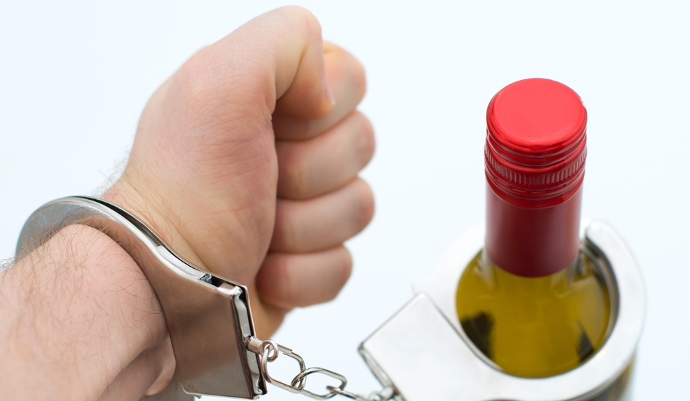 Человек некрепкие алкогольные напитки пьет литрами.