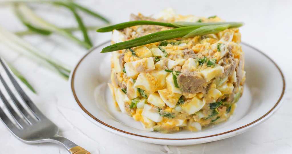 Вкусный и простой рецепт салата из пчени трески за 2 шага