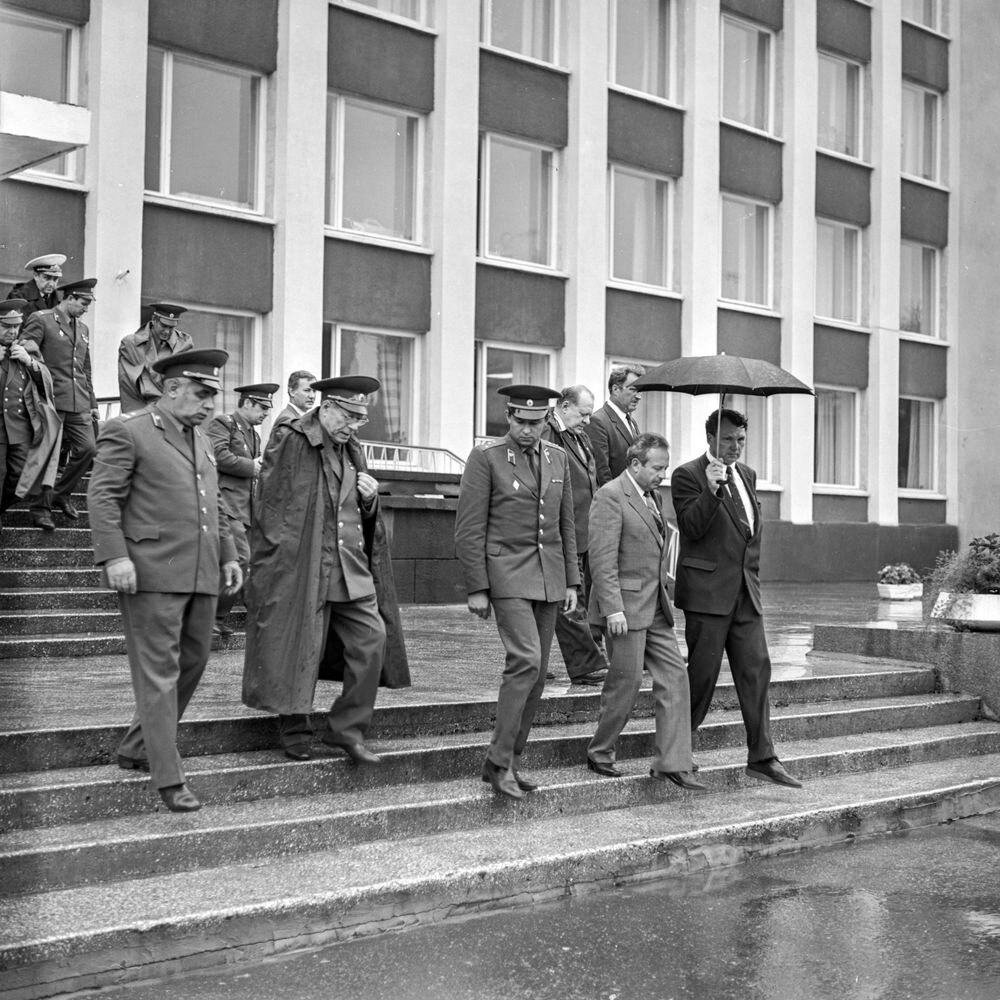 Маршал Д.Ф. Устинов. Очередной приезд в Северодвинск в 1984 году. Из городского Совета депутатов направляется на завод