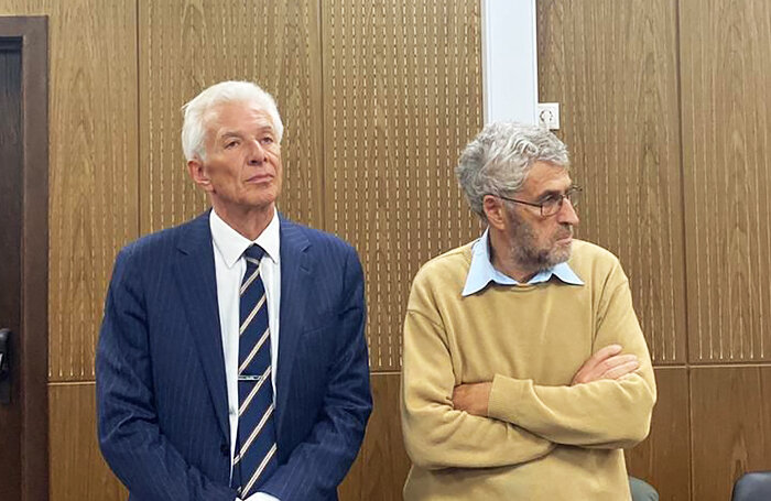    Лелнид Гозман (справа) со своим адвокатом Михаилом Бирюковым (слева) на заседании Тверского суда Москвы.пресс-служба суда