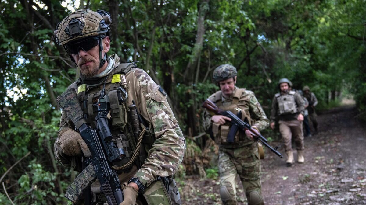    Украинские военнослужащие в Харьковской области© AP Photo / Evgeniy Maloletka