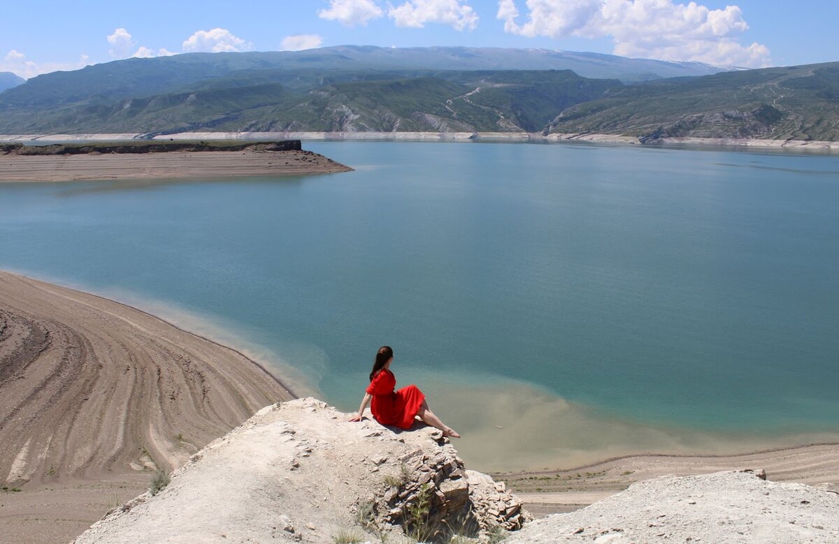 Вид со смотровой площадки Чиркейского водохранилища