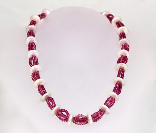 Ожерелье из розового турмалина и жемчуга.