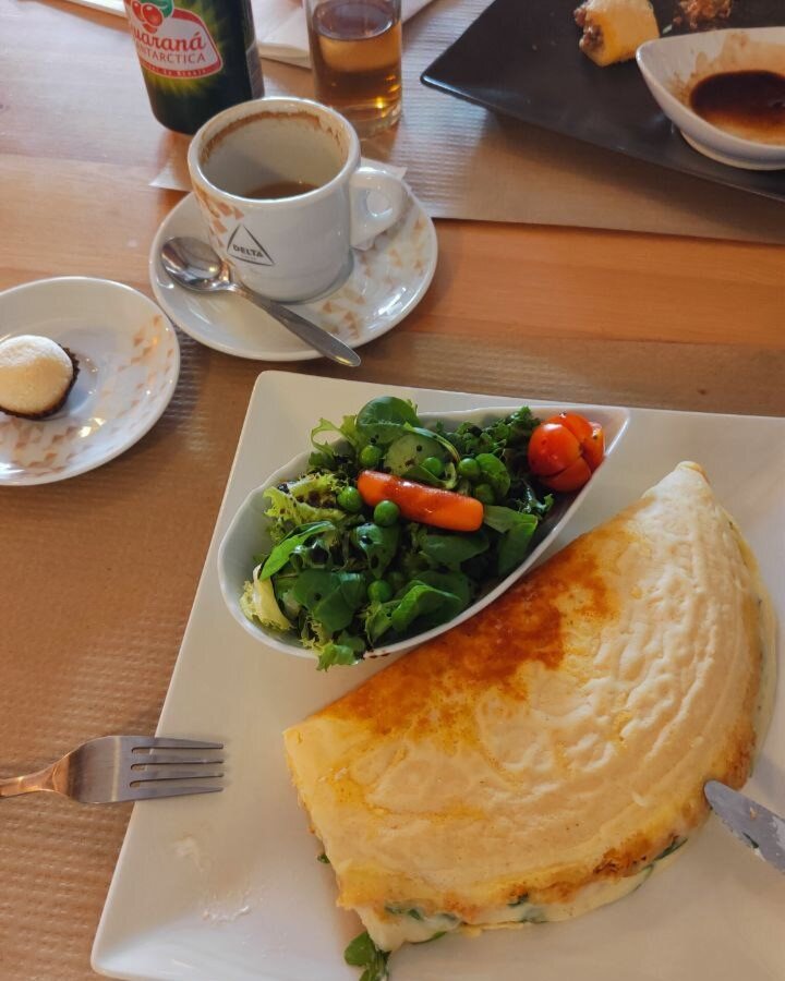 Обед в бразильской кафешке - яичный тапиоковый блинчик с сыром и зеленью