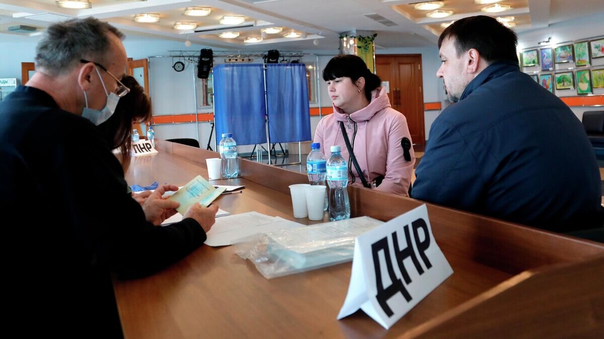    Граждане Донецкой народной республики проходят регистрацию для голосования на референдуме на избирательном участке в поселке Дубовое Белгородского района© РИА Новости / Таисия Лисковец