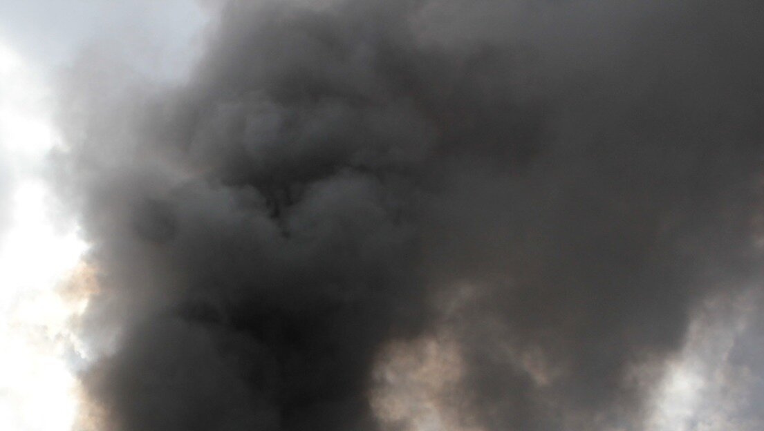     Встревоженные жители Приморья сообщают, что на 8 километре аэропортовской трассы из Владивостока полыхает грузовое авто. Дорогу в сторону международной авиагавани застит густой чёрный дым.