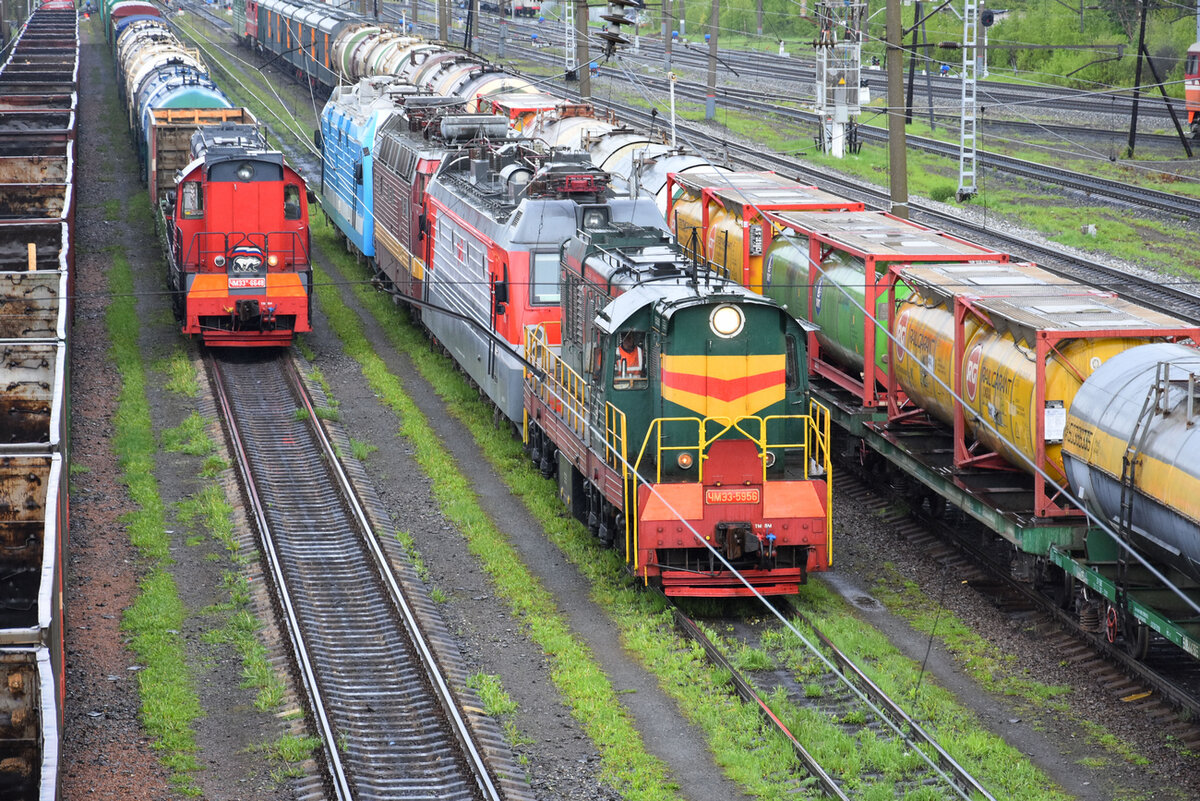 Тепловоз ЧМЭ3-5956 (перекрашен в корпоративный окрас) со сплоткой пассажирских электровозов. Кировская область, станция Лянгасово, 08.06.2017