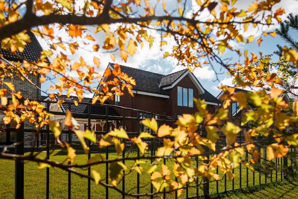 Коттеджи описанные в статье - уже возведены в рамках первой очереди . Записывайтесь на экскурсию, чтобы посмотреть их лично! Листайте галерею вбок для просмотра других изображений коттеджного поселка