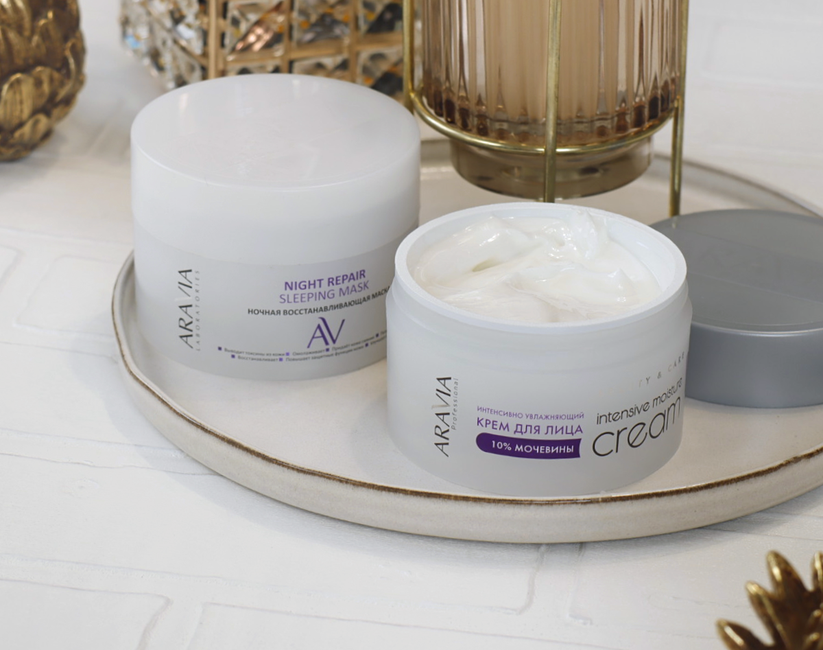 Крем в стандартной для бренда баночке, вернее даже в БАНКЕ, так как объем 150 мл, я покупала его в районе 500 рублей