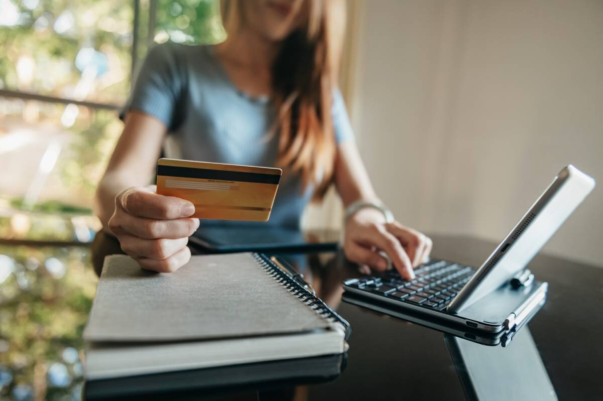    Работа возобновляемых КЛ схожа с функционалом кредитных карт, по которым внесенная в счет погашения сумма снова может быть использована для оплаты