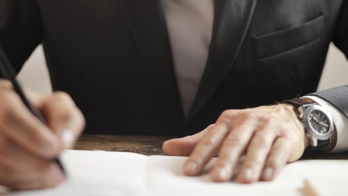    Мужчина пишет на бумаге:pexels.com