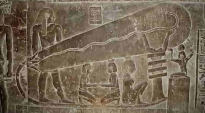 Барельеф в храме Хатхор в Дендерах. 