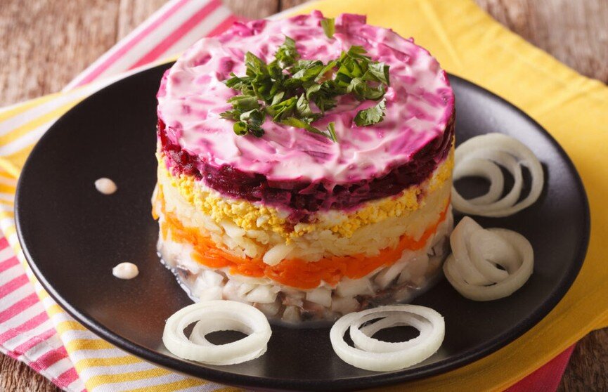 Салат с селедкой и огурцами (свежим и маринованным) — рецепт с фото пошагово