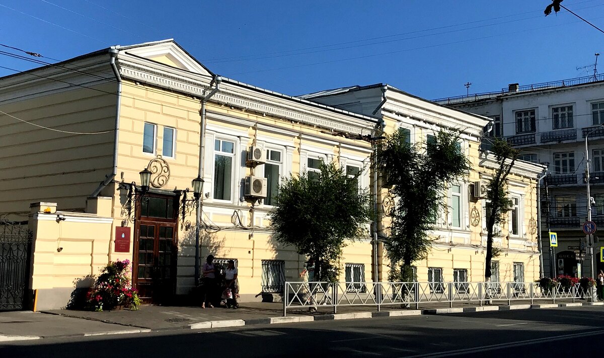 "Петербургское" сочетание цветов - белый декор на стене цвета охры