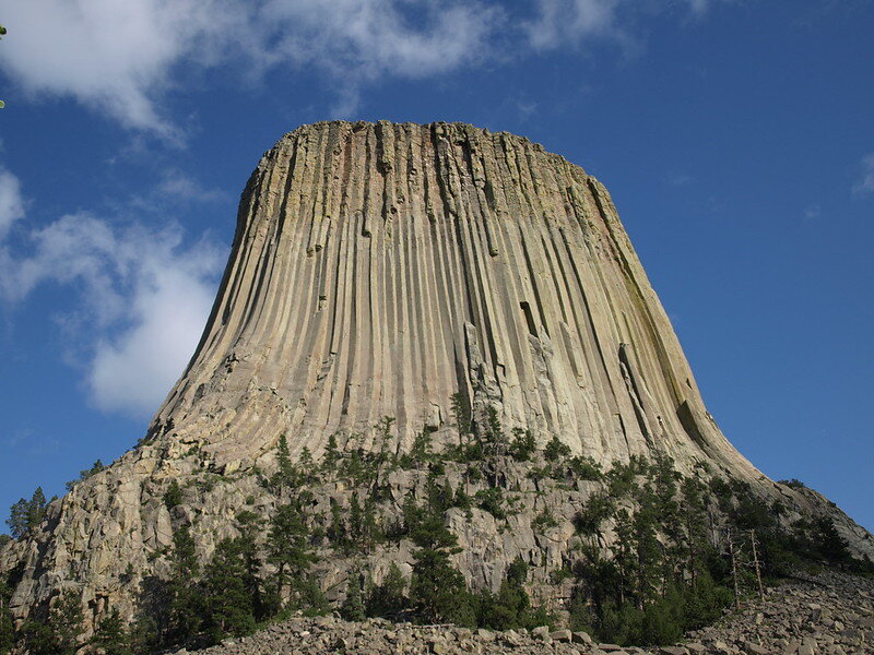 Башня Дьявола в штате Вайоминг, США. Автор фото: spicoli_drives_a_bus
Источник: https://www.flickr.com/photos/spicoli_drives_a_bus/5069920517/in/photostream/