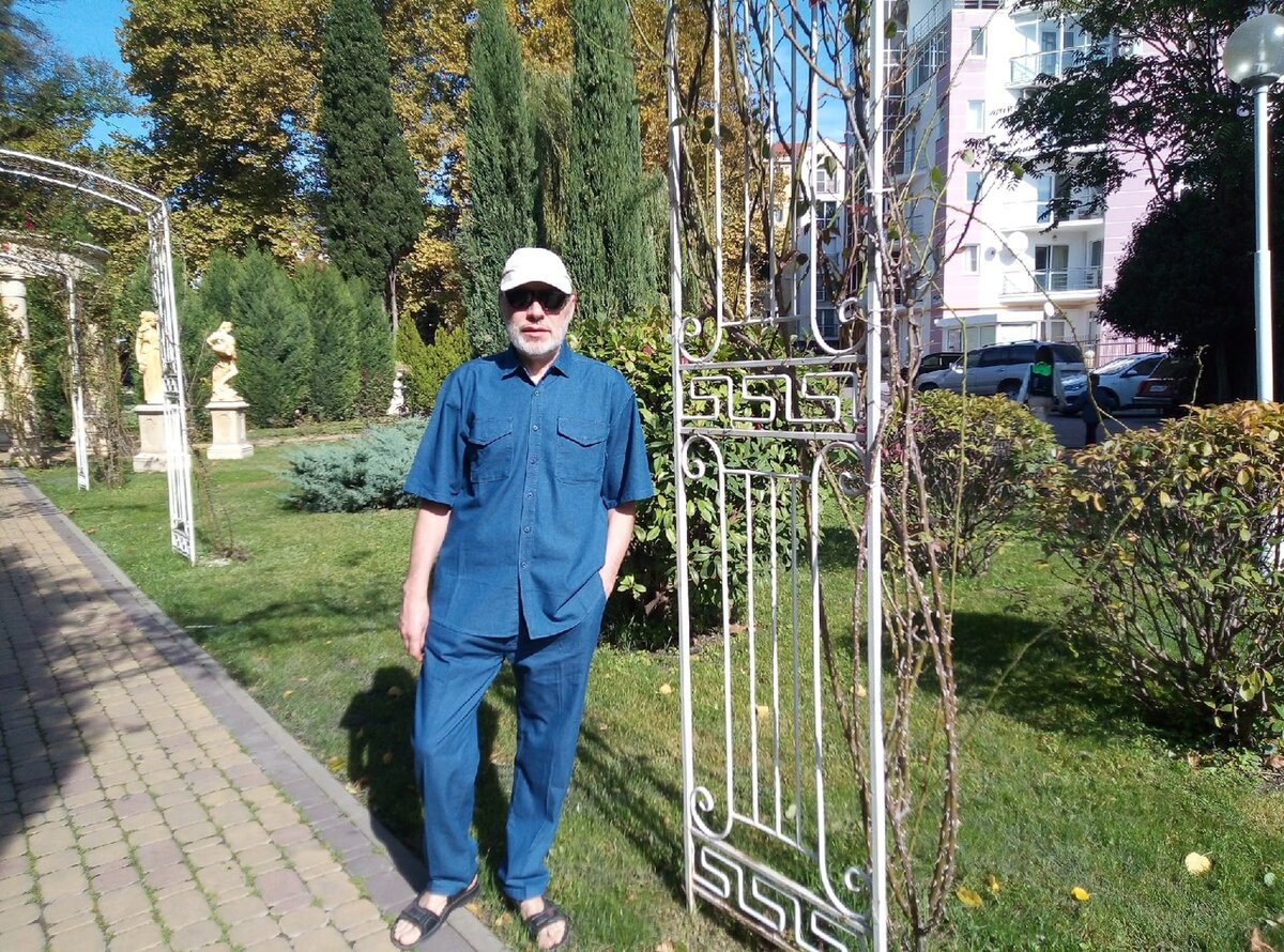 Михаил Лекс, автор рассказа, канала «Как стать счастливым?» Геленджик, Греческий сквер.