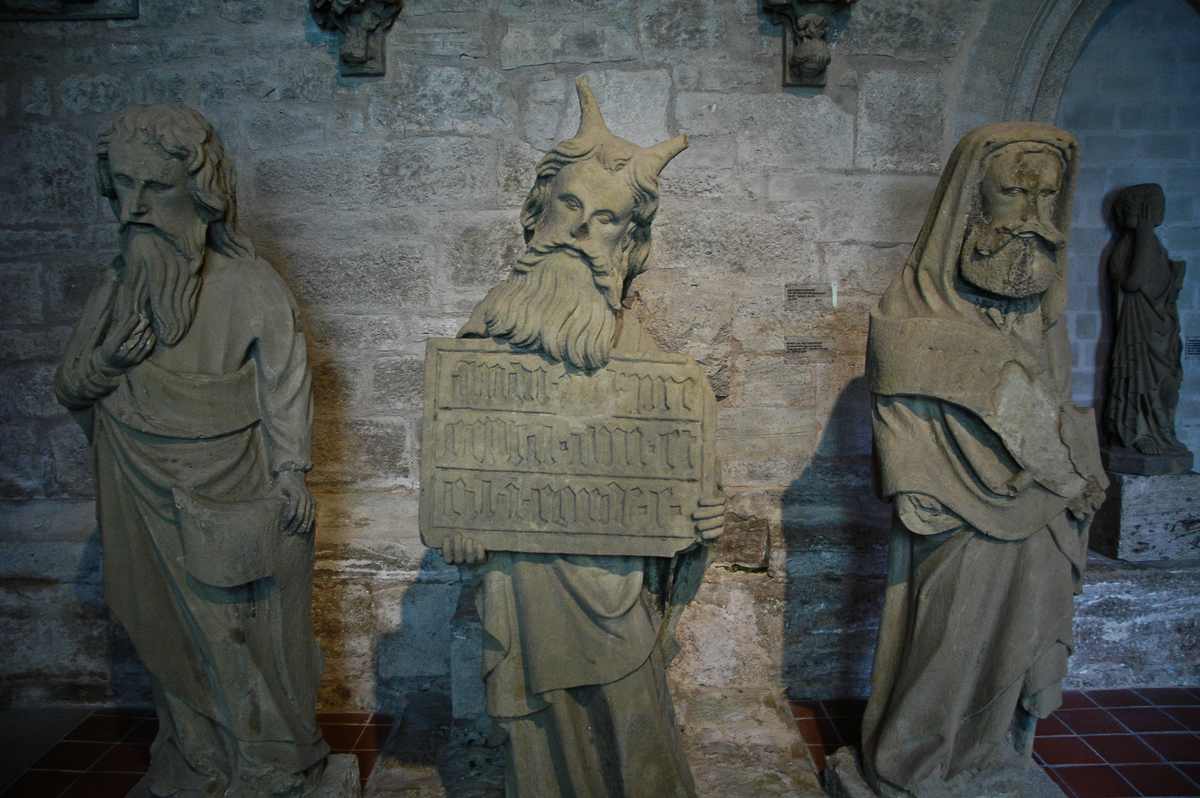 Другая средневековая скульптура, где Моисей изображён с рогами