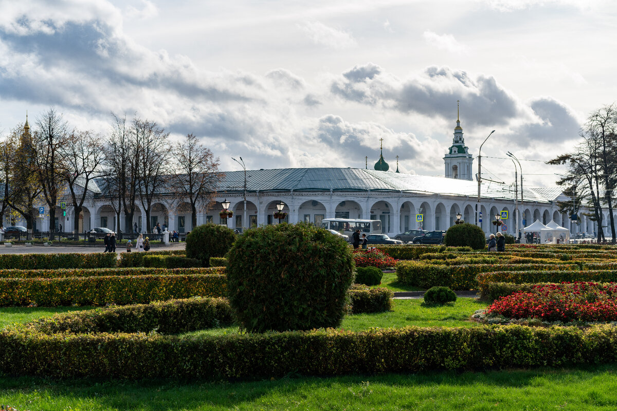 Торговые ряды, вид с площади Сусанина