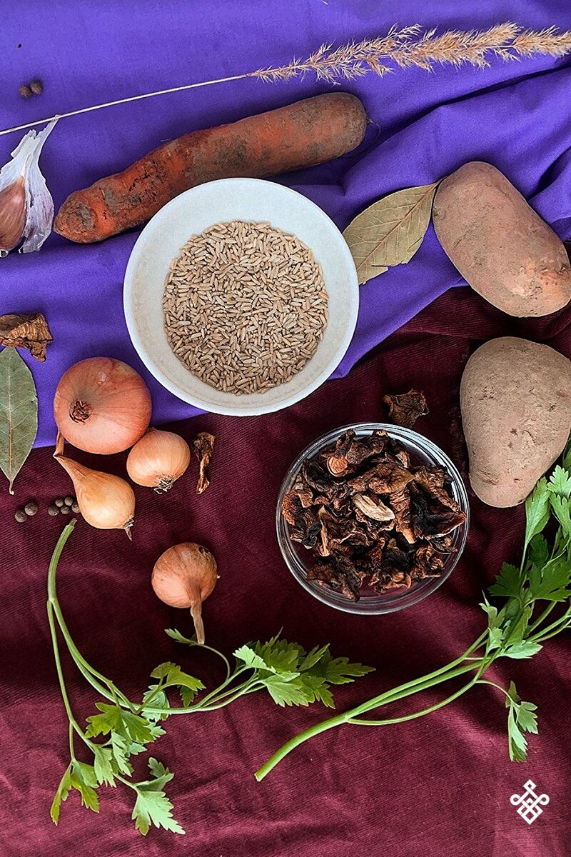 Ингредиенты для супа с белыми грибами и рисом. Шедеврально вкусно!