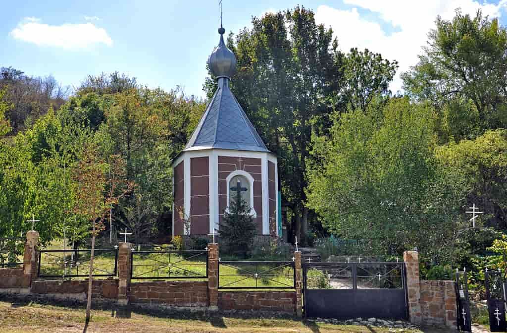 Вид на часовню с главных ворот (delis-avto.ru)