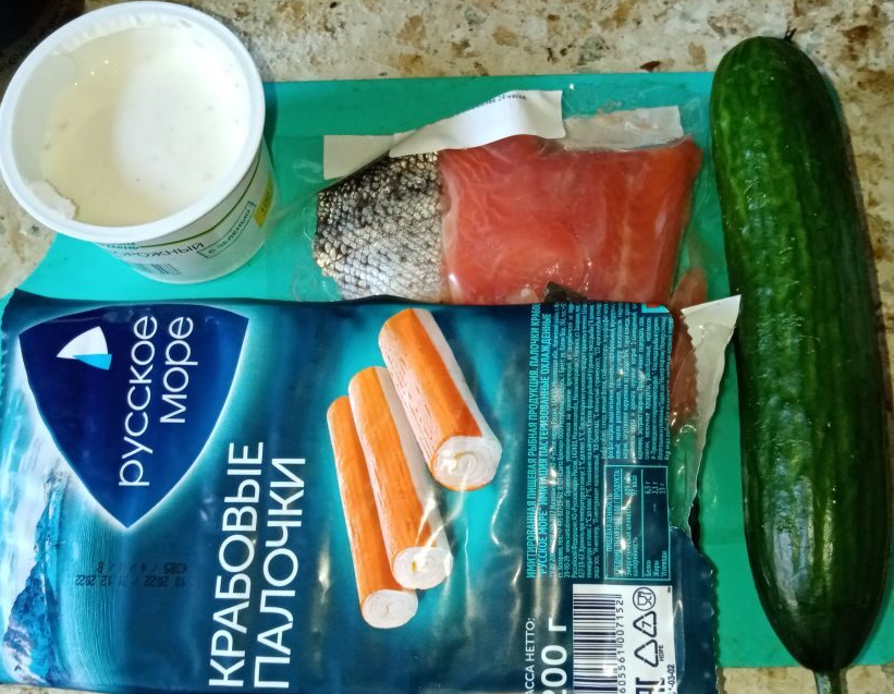 Важно, чтобы крабовые палочки были качественные, разворачивающиеся.