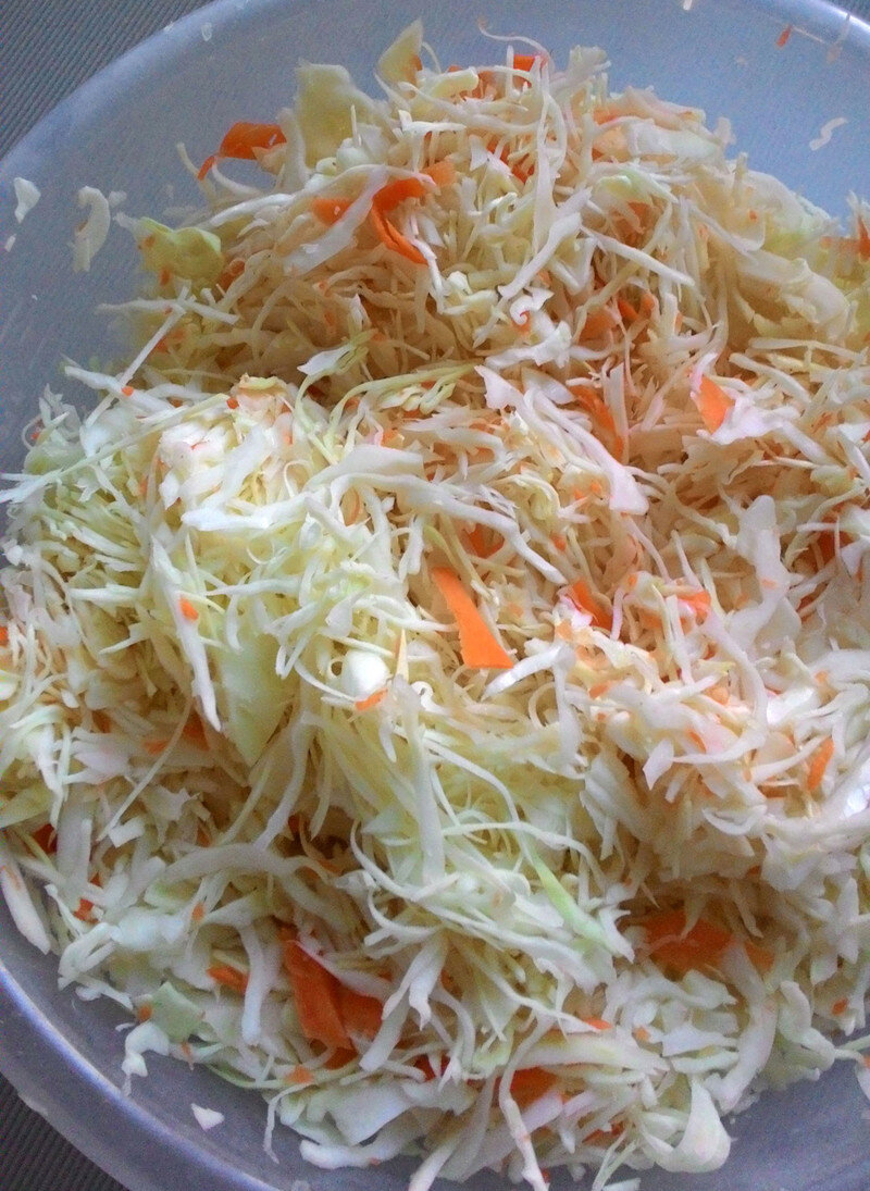 Шинкуем капусту... Перетираем солью.. отдельно натираем на крупную тёрку морковку... Смешиваем её с капустой...