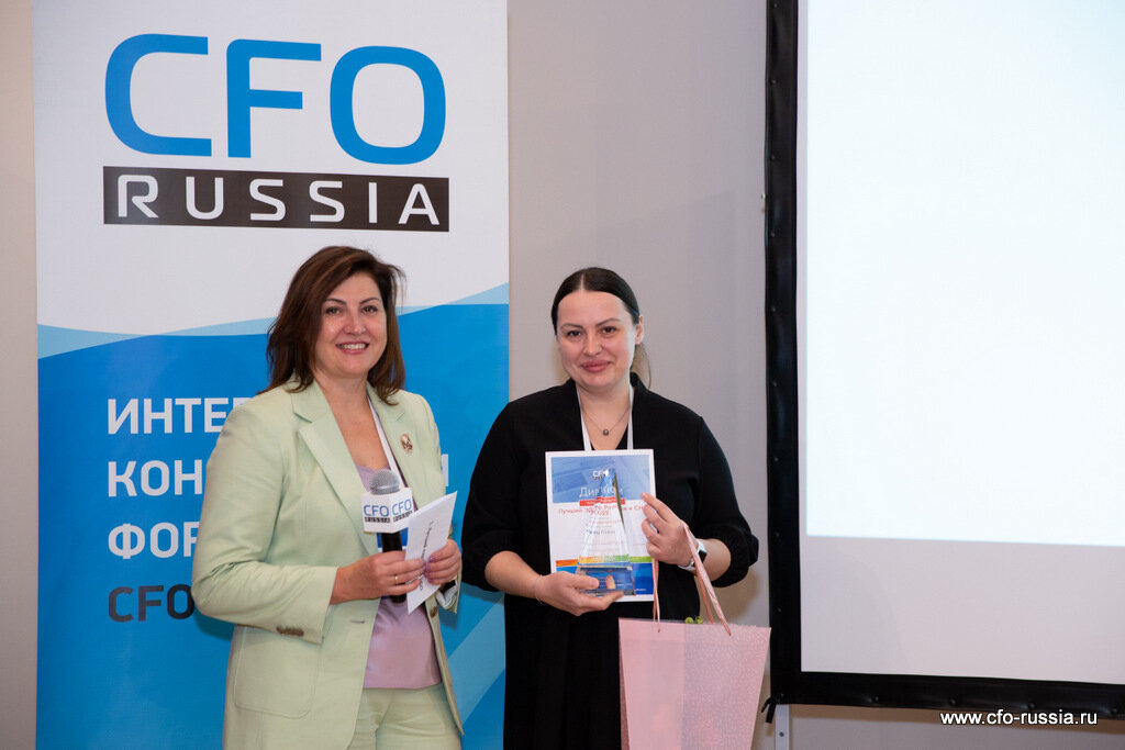 Наталья Атрощенко, представитель жюри, руководитель дирекции кадров и трудовых отношений, Почта Банк, вручает премию Татьяне Бызовой, руководителю центра сопровождения клиентских сервисов, МФЦ Полюс