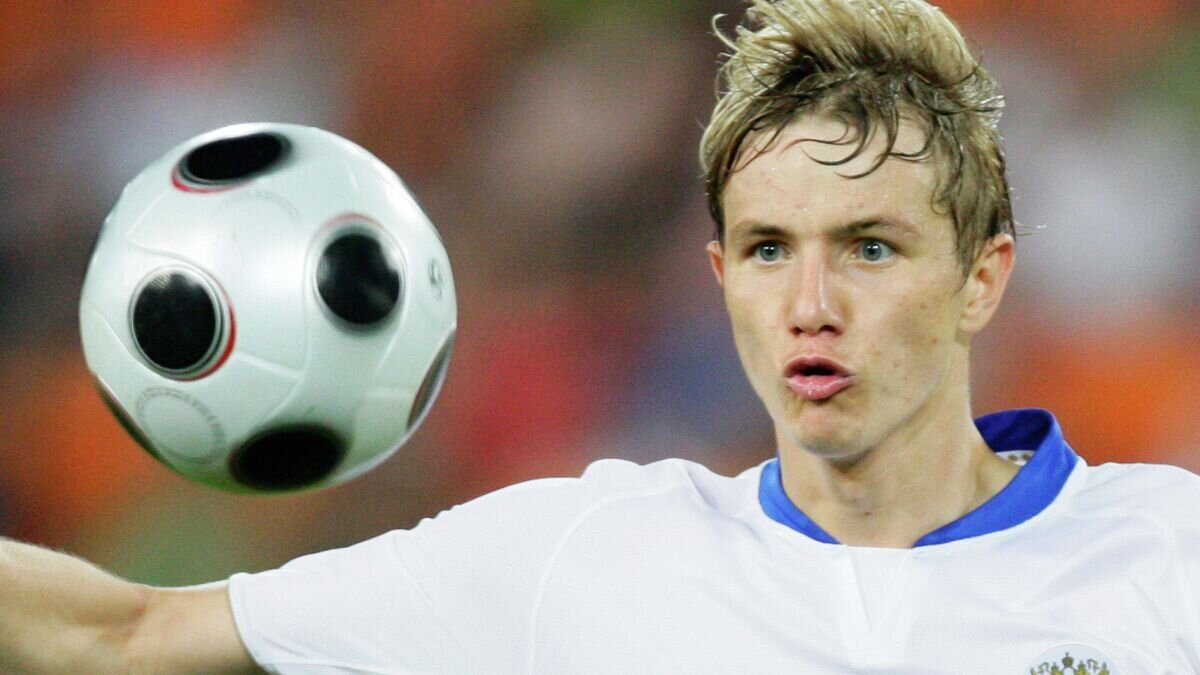    Нападающий сборной России Роман Павлюченко (19) во время матча четвертьфинала чемпионата Европы 2008 по футболу между сборными России и Нидерландов, который закончился со счетом 3:1. Стадион "Санкт-Якоб Парк". Базель.© РИА Новости / Антон Денисов