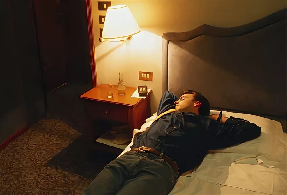 Видео спящих пьяных парней. Спящий парень. Парни спят в гостинице. Спящие парни.