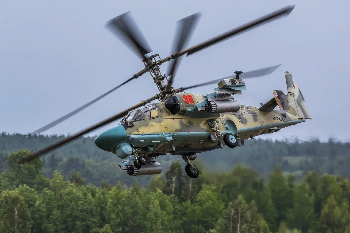 Ка 52м. Ка-52 Аллигатор. Вертолёт к-52 Аллигатор. Боевой ударный вертолет ка-52 Аллигатор. Военный вертолёт ка-52 Аллигатор